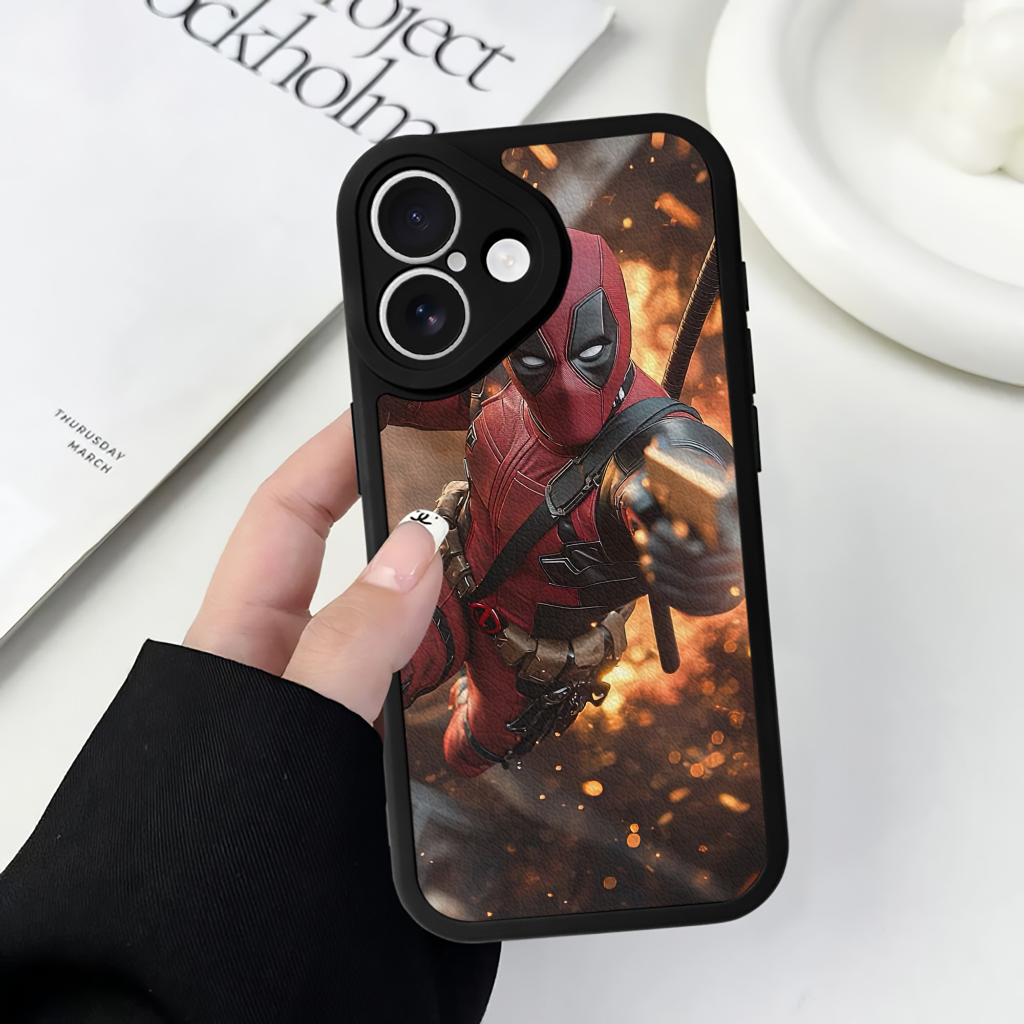 （画像用） Deadpool デッドプール 【iPhone 16シリーズ対応】シリコンスマホケース（レザー調） 材質：シリコン